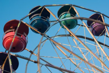 Mavi gökyüzünde dönme dolap