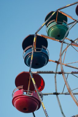 Mavi gökyüzünde dönme dolap