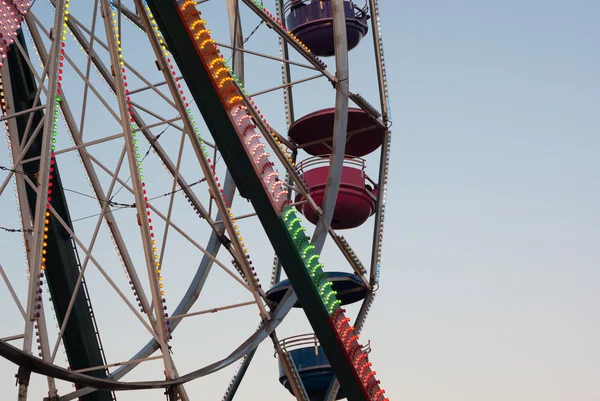 Amusement park ferris wheel evening — Stock Photo, Image