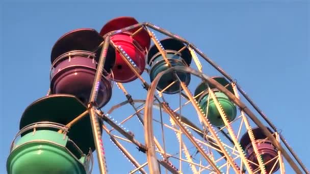 Grande roue sur ciel bleu — Video