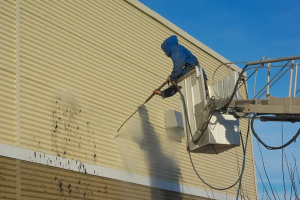 Cleaning a wall with a water jet pressure — Stock Photo, Image