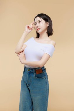 Çeşitli promosyon jestleri olan mutlu Asyalı genç kadın fotokopi alanı. Ürününüzü, manşetinizi ya da önemli bilgilerinizi sunmak için ideal. Neşeli ve ilgi çekici bir reklam konsepti.