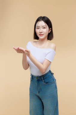 Çeşitli promosyon jestleri olan mutlu Asyalı genç kadın fotokopi alanı. Ürününüzü, manşetinizi ya da önemli bilgilerinizi sunmak için ideal. Neşeli ve ilgi çekici bir reklam konsepti.