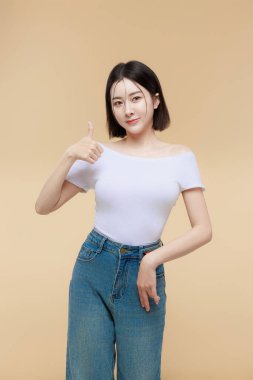 Çeşitli promosyon jestleri olan mutlu Asyalı genç kadın fotokopi alanı. Ürününüzü, manşetinizi ya da önemli bilgilerinizi sunmak için ideal. Neşeli ve ilgi çekici bir reklam konsepti.