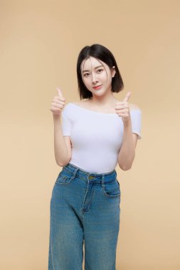 Çeşitli promosyon jestleri olan mutlu Asyalı genç kadın fotokopi alanı. Ürününüzü, manşetinizi ya da önemli bilgilerinizi sunmak için ideal. Neşeli ve ilgi çekici bir reklam konsepti.