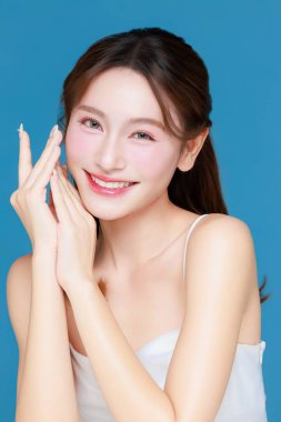 Güzel, genç, Asyalı bir kadın model. Uzun saçlı, doğal makyajlı. Yüzü temiz. Tatlı kız portresi, yüz bakımı, vücut bakımı, güzellik ve güzellik merkezi..