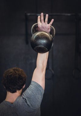 Fit çapraz kettlebell egzersiz