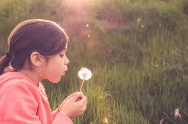 Portrait d'une jeune fille agissant — Photo