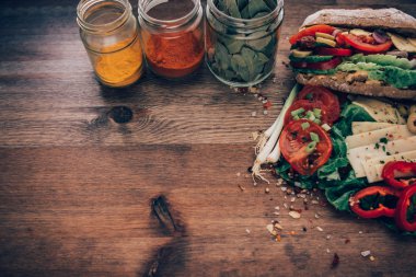 Dağınık sandviç malzemeler ile taşan. 