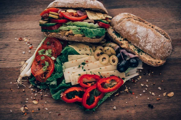 Dağınık sandviç malzemeler ile taşan. 