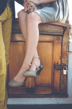 Şık erkek ve kadın teknede