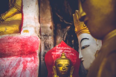 Başsız Buda bir mağaranın girişinde. 