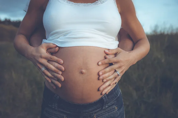 Pareja esperando un bebé —  Fotos de Stock