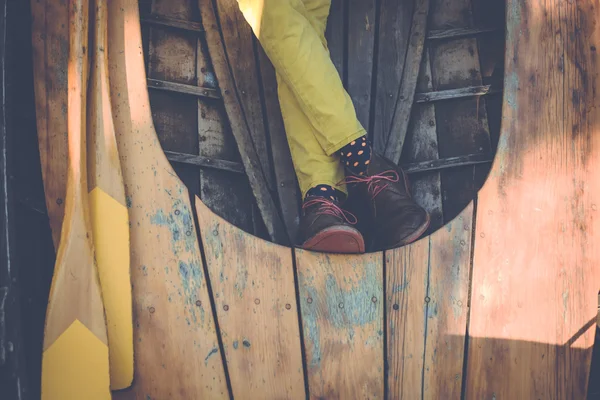 Hombre con estilo en un barco — Foto de Stock