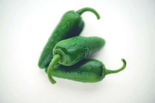 beyaz zemin üzerine 3 jalepenos