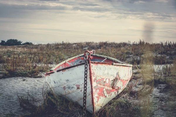 Vieux, vieilli, bateau échoué . — Photo