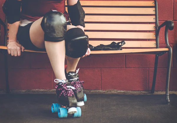 Fille sur patins à roulettes — Photo