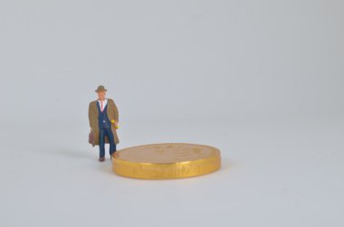 İşadamı sikke yığını üstünde