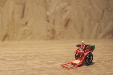 Minyatür heykel ve kırmızı vintage oryantal çekçek taksi