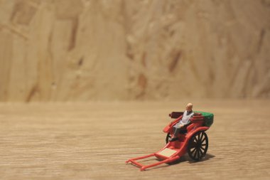 Minyatür heykel ve kırmızı vintage oryantal çekçek taksi