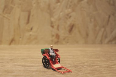 Minyatür heykel ve kırmızı vintage oryantal çekçek taksi