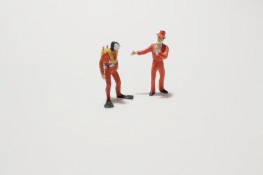  Dalgıçlar meşrubat kutuları keşfetmek