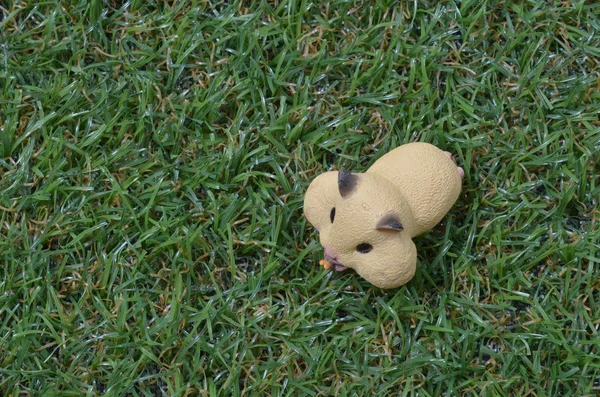 Jouet en plastique sur une herbe — Photo
