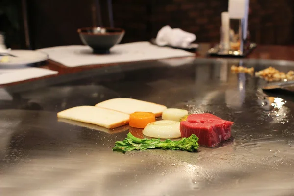 Chef japonés preparando carne Kobe en un restaurante — Foto de Stock