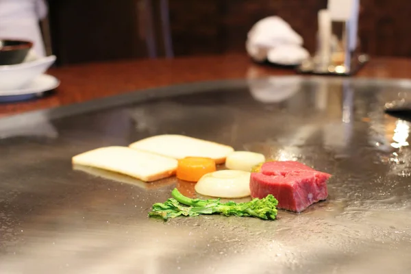 Chef japonés preparando carne Kobe en un restaurante — Foto de Stock