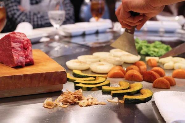 Chef japonés preparando deliberadamente — Foto de Stock