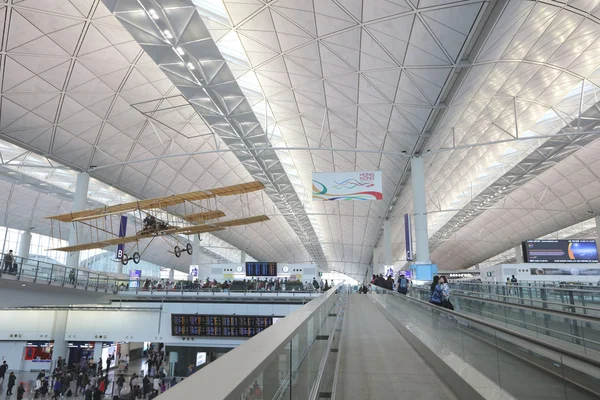 Chek Lap Kok, interieur van het vliegveld van Hong Kong. — Stockfoto