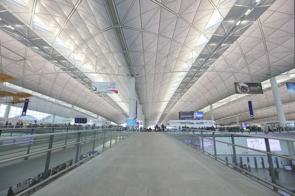 Chek Lap Kok, interieur van het vliegveld van Hong Kong. — Stockfoto