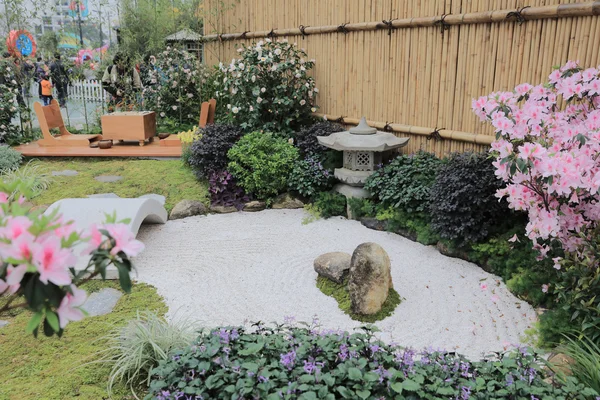 Bahar çiçek, Zen bahçesinde göster