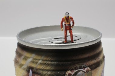  Dalgıçlar meşrubat kutuları keşfetmek