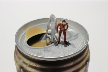  Dalgıçlar meşrubat kutuları keşfetmek