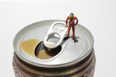  Dalgıçlar meşrubat kutuları keşfetmek