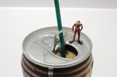  Dalgıçlar meşrubat kutuları keşfetmek