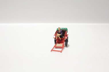 Minyatür heykel ve kırmızı vintage oryantal çekçek taksi