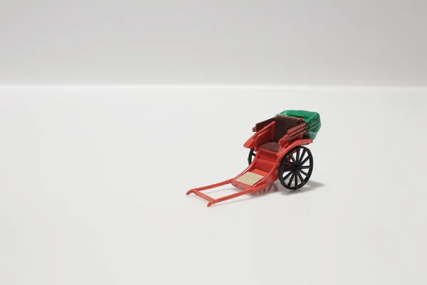 Estátua em miniatura e vermelho vintage oriental rickshaw táxi — Fotografia de Stock