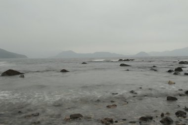 Deniz kıyısındaki kayalar.