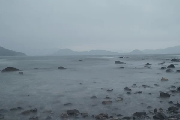 Rocas en la costa del mar. — Foto de Stock