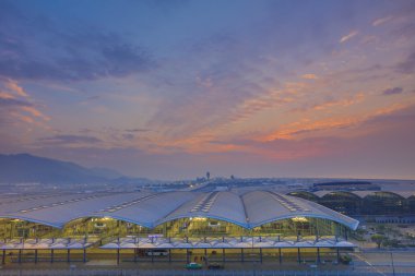 Hong Kong Uluslararası Havaalanı'nda gece