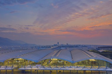 Hong Kong Uluslararası Havaalanı'nda gece