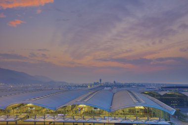 Hong Kong Uluslararası Havaalanı'nda gece