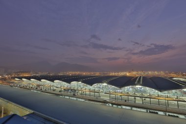 Gece Chek Lap Kok, Hong Kong Uluslararası Havaalanı