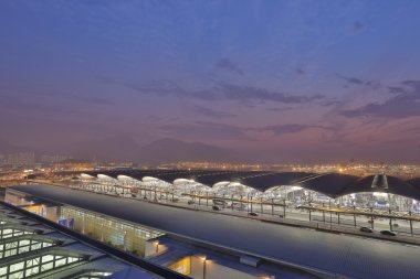 Gece Chek Lap Kok, Hong Kong Uluslararası Havaalanı