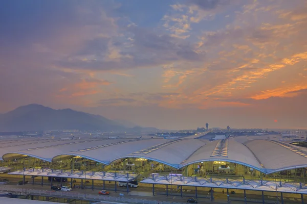 Hong kong internationaler flughafen in der nacht — Stockfoto