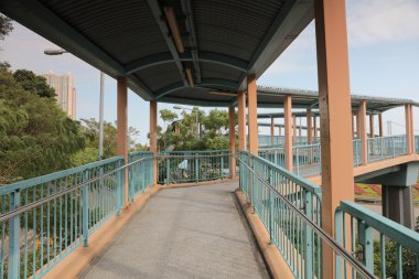 modern kentsel şehir yaya köprüsü üzerinde göster