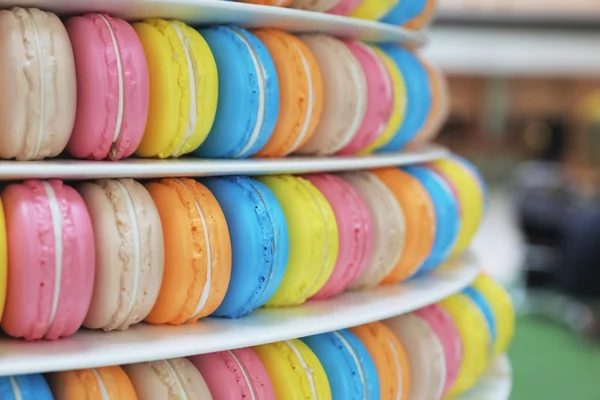 Macarons franceses biscoitos coloridos em linha — Fotografia de Stock