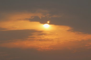 günbatımı üzerinde bulanık bulut